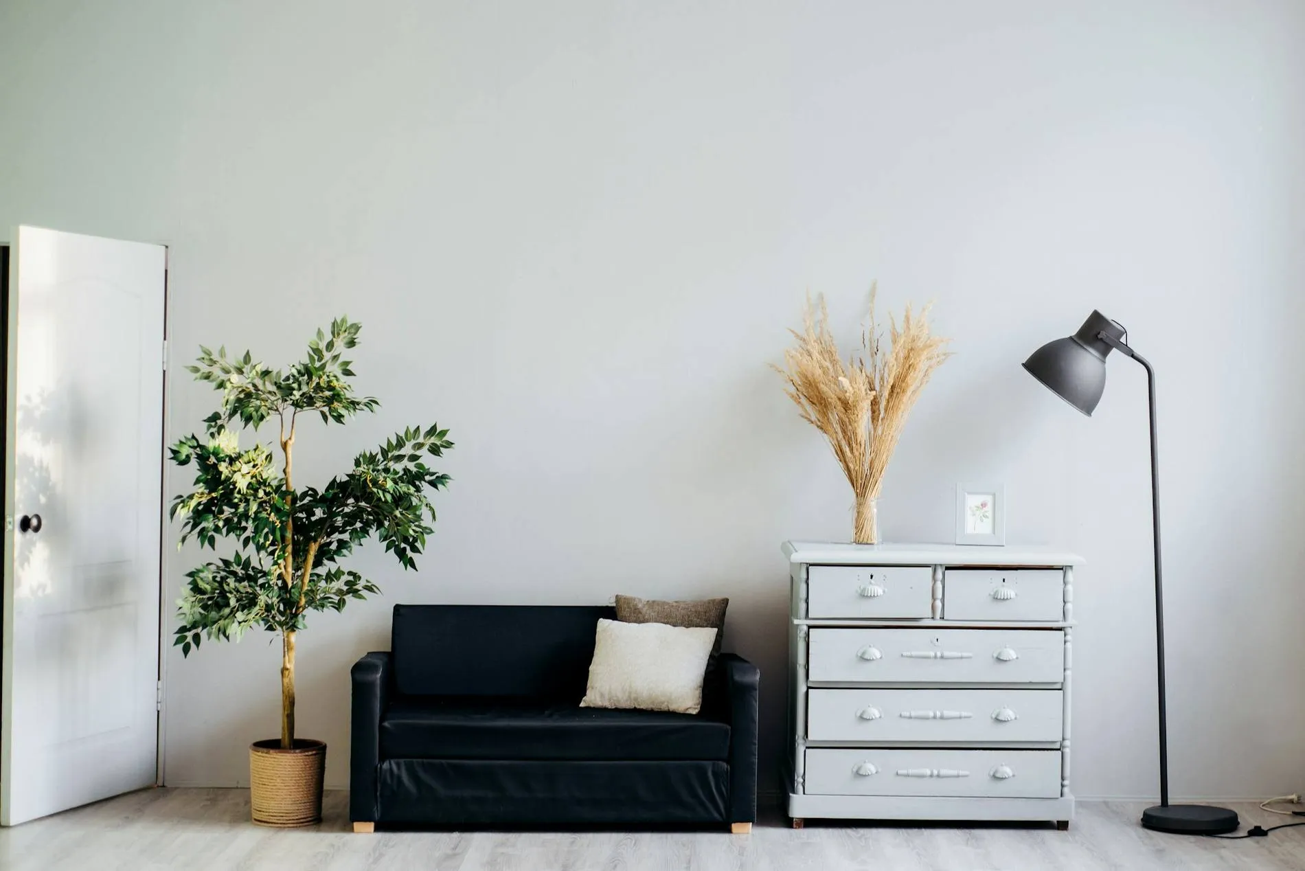 Chambre claire et minimale, lumière naturelle et parquet blond
