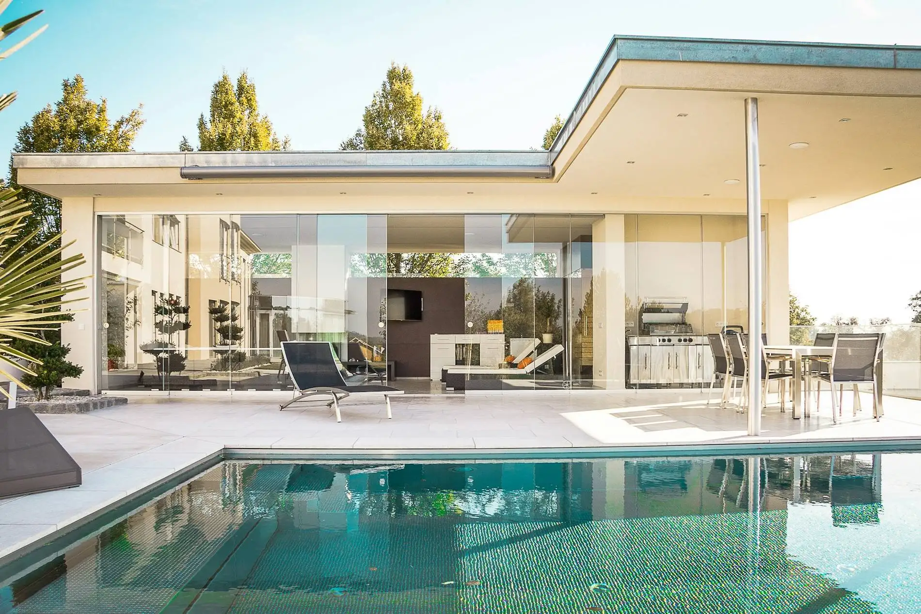 Villa moderne avec piscine et transats surplombant la mer