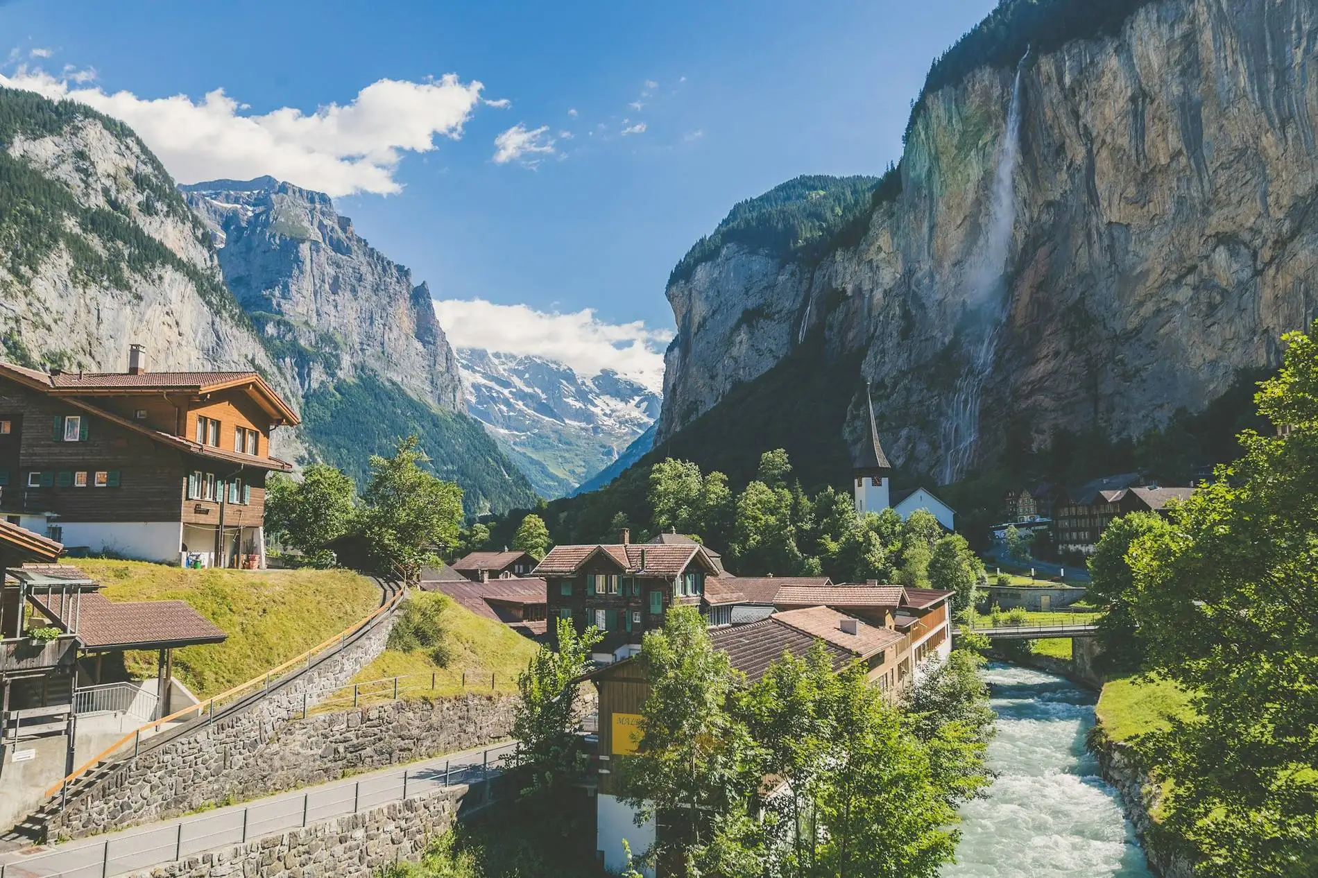 Village alpin au fond d’une vallée encaissée, sous les falaises