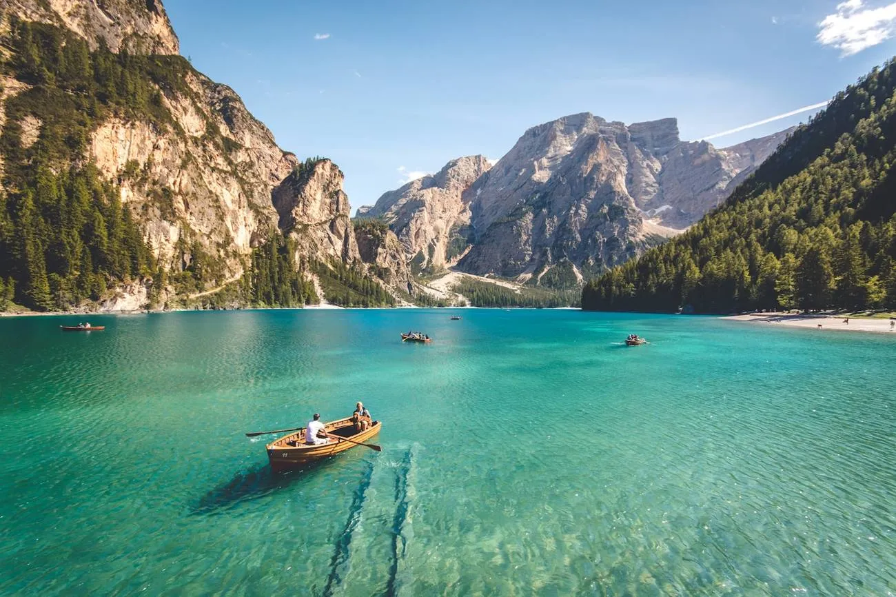 Lac de montagne turquoise entouré de sommets boisés