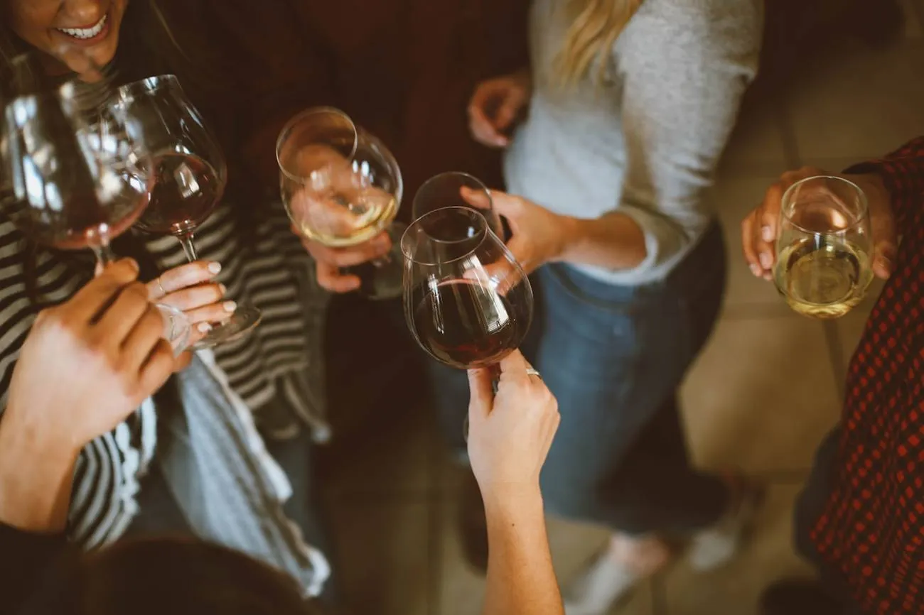 Verres levés autour d’une table dressée pour un dîner
