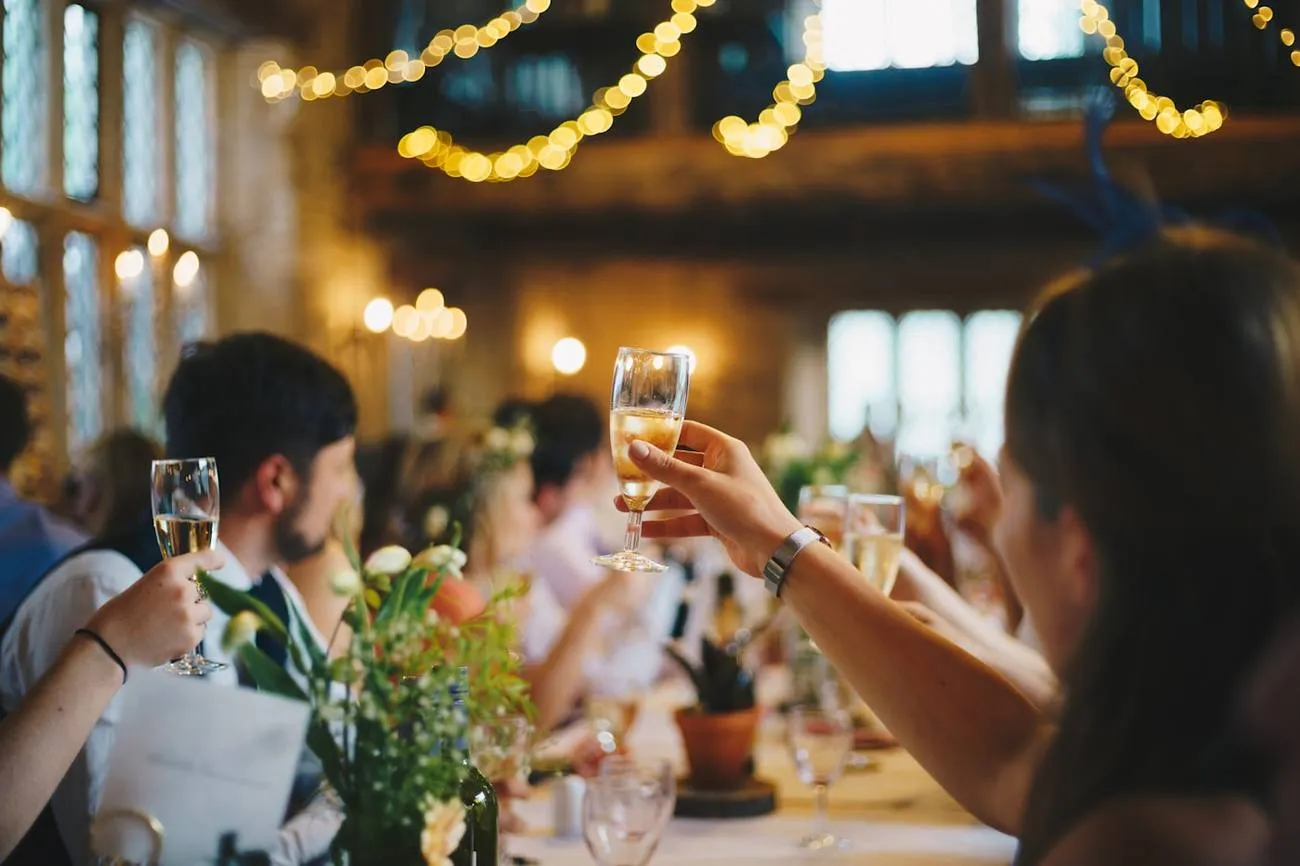 Table dressée en extérieur sous des guirlandes lumineuses
